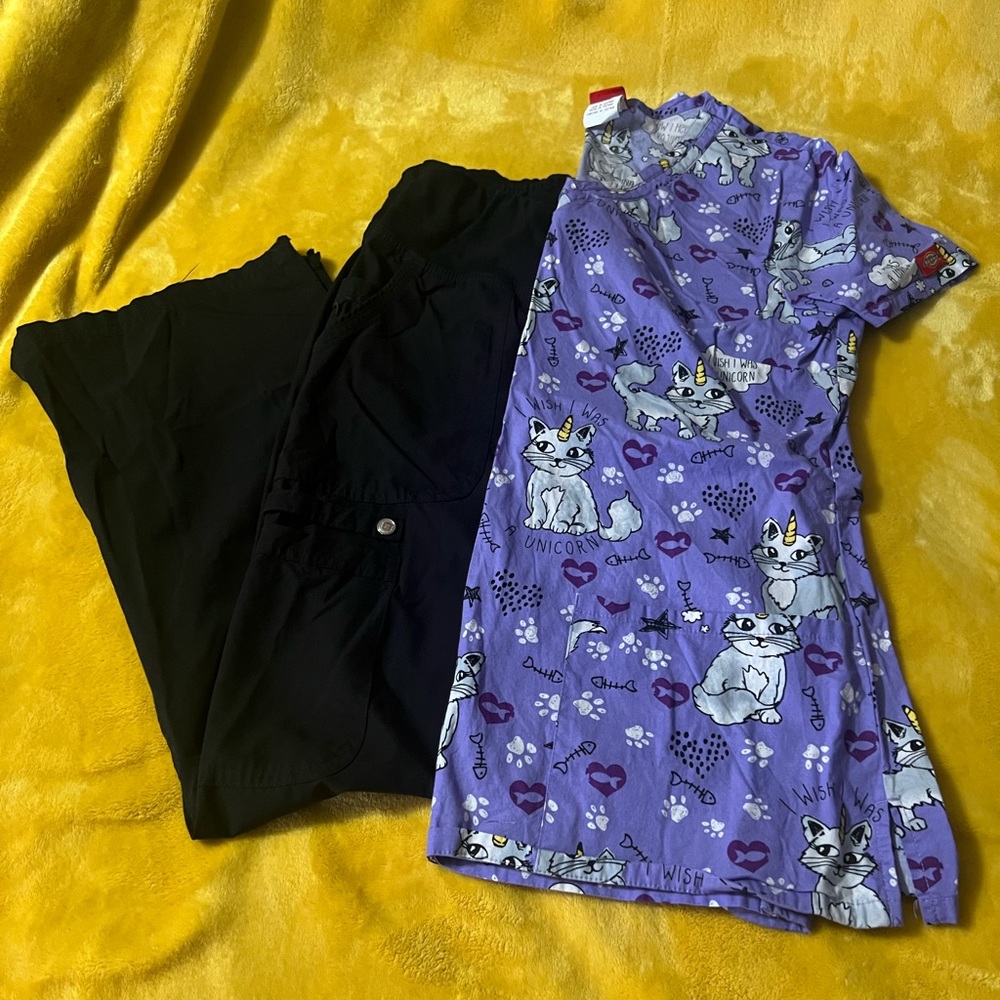 Women’s scrub top and pants set